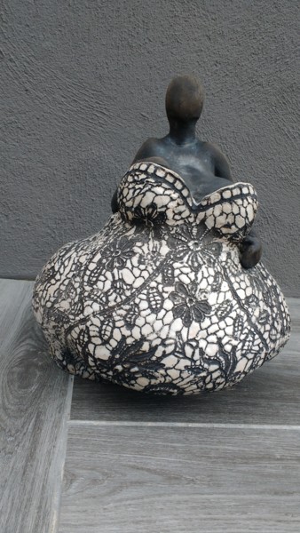 Sculpture titled "Mère Eternelle à la…" by Frédérique Lacroix Damas, Original Artwork, Ceramics