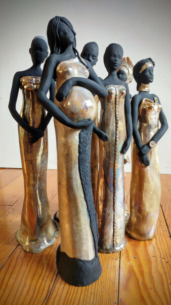 Skulptur mit dem Titel "Série de femmes Raku" von Lady Caviar, Original-Kunstwerk, Metalle
