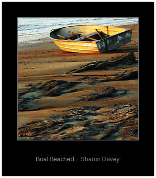 Fotografia intitolato "Beached Boat" da Ladymouse, Opera d'arte originale, Fotografia manipolata