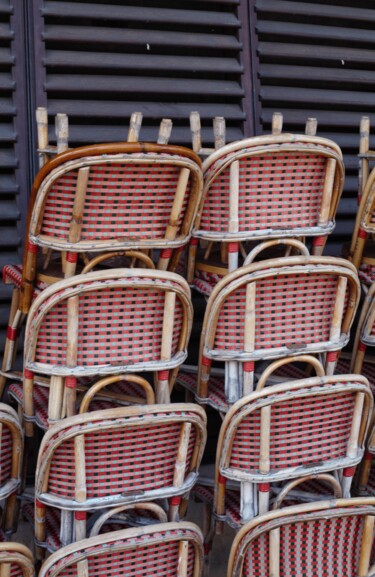 Photographie intitulée "Chaises aux Halles" par Laetitia Servant, Œuvre d'art originale, Photographie numérique