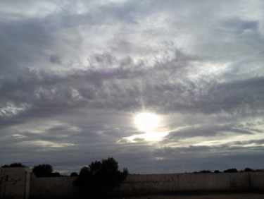 Photographie intitulée "ciel gris" par Lahcen Arkha, Œuvre d'art originale