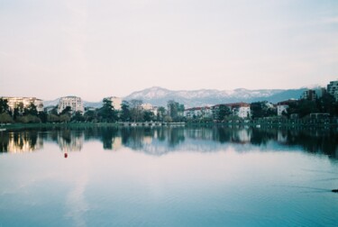 Fotografía titulada "Between the mountai…" por Lana Krainova, Obra de arte original, Fotografía analógica