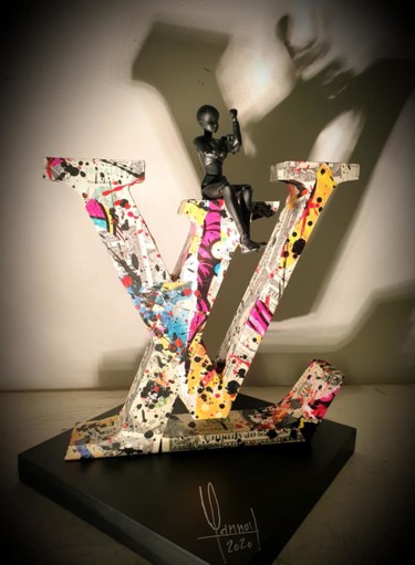 Escultura titulada "vuitton d'honneur" por Didier Lannoy, Obra de arte original, Resina
