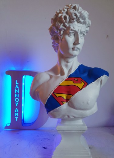 Escultura titulada "c'etait lui superma…" por Didier Lannoy, Obra de arte original, Resina