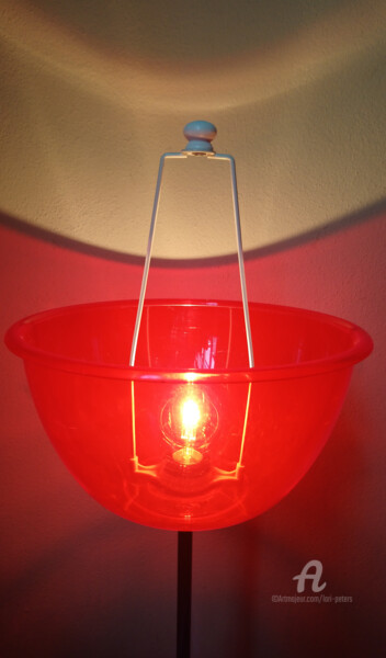 Design intitulada "Die rote Glückslampe" por Lari Peters, Obras de arte originais, Luminaria