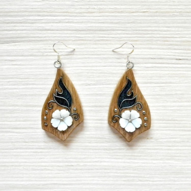 Wooden earrings with white flowers Design intitulée "Wooden earrings wit…" par Valerii Latyshev, Œuvre d'art originale, Bijoux