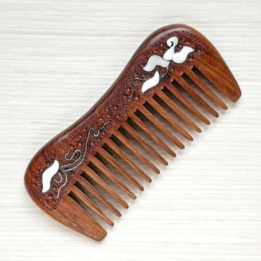 Palisander wooden hair comb with mother of pearl Design intitulée "Palisander wooden h…" par Valerii Latyshev, Œuvre d'art originale, Accessoires