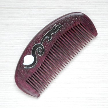 Design intitolato "Wooden hair comb wi…" da Valerii Latyshev, Opera d'arte originale, Accessori