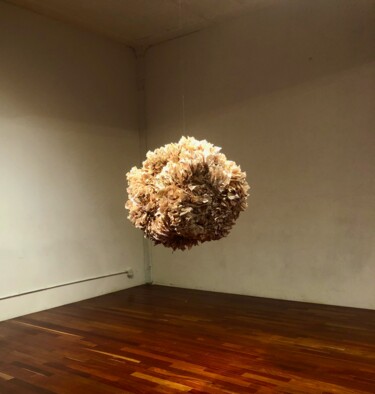 Скульптура под названием "Hope Cell" - Laura Quattrocchi, Подлинное произведение искусства, Бумага