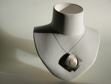 Installatie getiteld "titanium halssieraad" door Laura Bakker, Origineel Kunstwerk