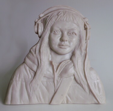 Sculpture titled "Sayuri con audífono" by Laura Nehr, Original Artwork, Resin