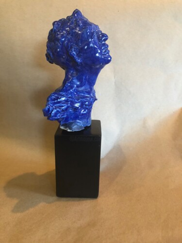 Скульптура под названием "Nod to Yves Klein" - Laurence D Antonio Lignel, Подлинное произведение искусства, Керамика