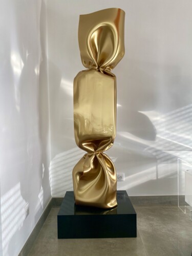 Escultura titulada "Wrapping Bonbon Gold" por Laurence Jenk, Obra de arte original, Plástico
