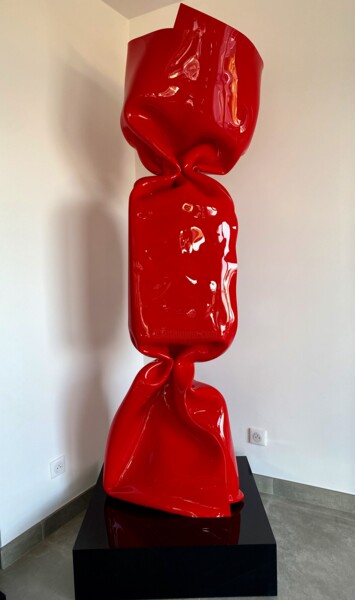 Скульптура под названием "Wrapping Bonbon Rou…" - Laurence Jenk, Подлинное произведение искусства, Пластмасса