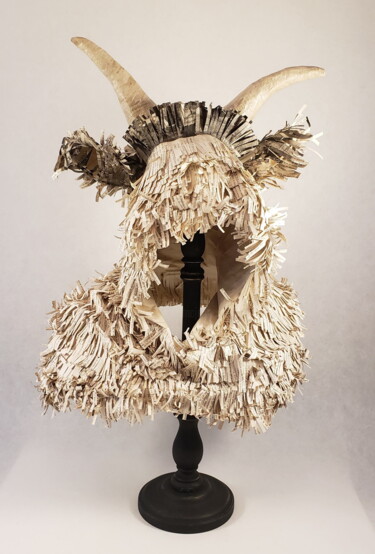 Escultura intitulada "Capeline à cornes" por Laurence Lehel, Obras de arte originais, Papel machê