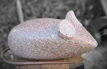 Sculpture titled "La souris rose" by Laurianne Anselmino, Original Artwork, Stone