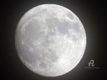 Photographie intitulée "The Moon" par Aurelio Nicolazzo, Œuvre d'art originale, Photographie numérique