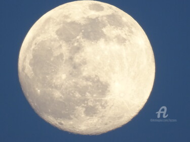 Photographie intitulée "The Moon by daylight" par Aurelio Nicolazzo, Œuvre d'art originale, Photographie numérique