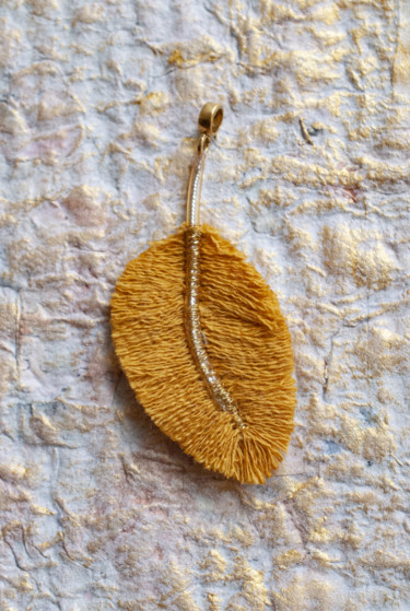 Arte textil titulada "Pendentif plume de…" por Léa Coutureau, Obra de arte original, Hilo