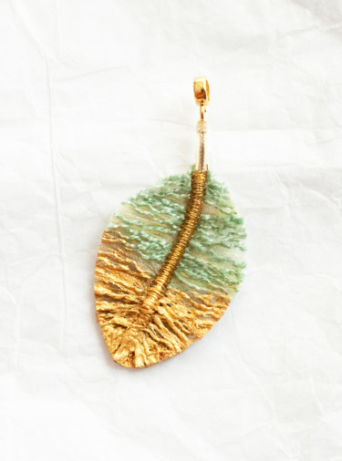 Textile Art titled "Pendentif plume de…" by Léa Coutureau, Original Artwork, Thread