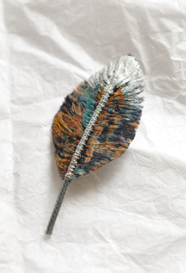 Textile Art titled "Broche plume de Pén…" by Léa Coutureau, Original Artwork, Thread