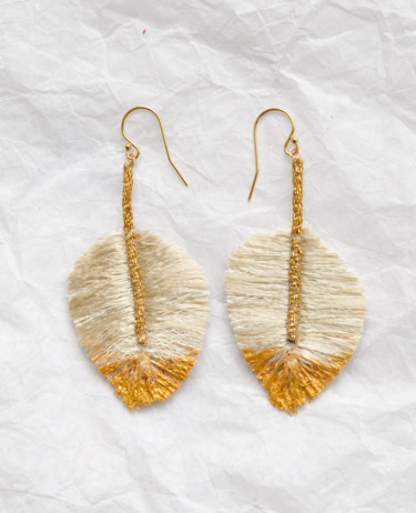 Textile Art με τίτλο "Boucles d'oreilles…" από Léa Coutureau, Αυθεντικά έργα τέχνης, Νήμα