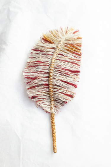 Arte textil titulada "Barrette plume de P…" por Léa Coutureau, Obra de arte original, Hilo