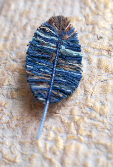 Arte textil titulada "Broche plume de Pén…" por Léa Coutureau, Obra de arte original, Hilo