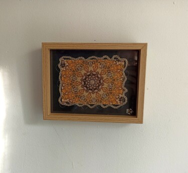 Textile Art titled "Kaléidoscope doré" by Léa Coutureau, Original Artwork, Embroidery Mounted on Cardboard