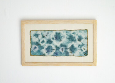 Textielkunst getiteld "Douceur bleue" door Léa Coutureau, Origineel Kunstwerk, Borduurwerk Gemonteerd op Houten paneel