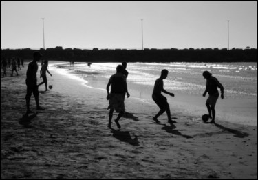 Photographie intitulée "Les Footeux de Rabat" par Léa Sg, Œuvre d'art originale