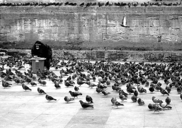 Photographie intitulée "L'homme aux pigeons" par Léa Sg, Œuvre d'art originale