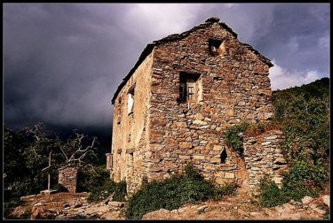 Photographie intitulée "Maison abandonnée" par Léa Sg, Œuvre d'art originale
