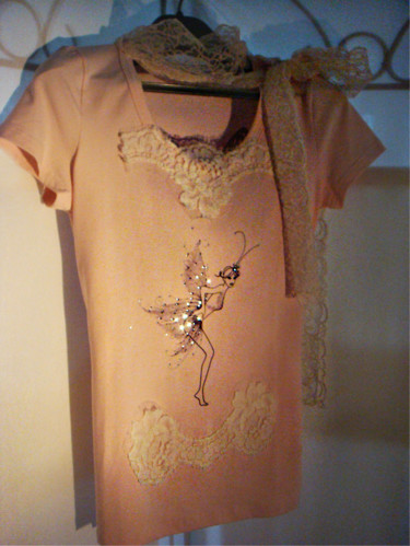 Artigianato intitolato "T-shirt L' Eletta -…" da Leletta - Fashion, Opera d'arte originale, Vestiti