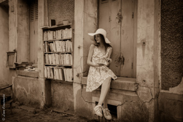 Photographie intitulée "La lectrice" par Léna Constantin, Œuvre d'art originale