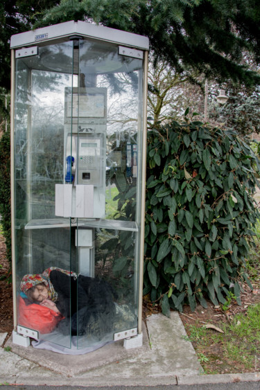 Photographie intitulée "Sieste en cabine" par Léna Constantin, Œuvre d'art originale