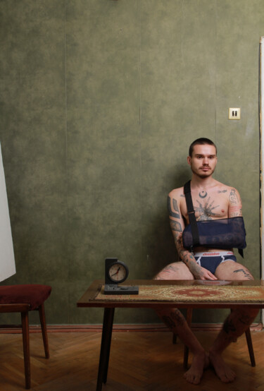 o4iqwhroi \ A man. Hidden man Photographie intitulée "o4iqwhroi \ A man.…" par Leni Smoragdova, Œuvre d'art originale, Photographie argentique