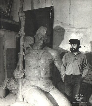 Sculpture intitulée "monument aux soldat…" par Leo Adam (Leonid Shatsylo), Œuvre d'art originale, Pâte polymère