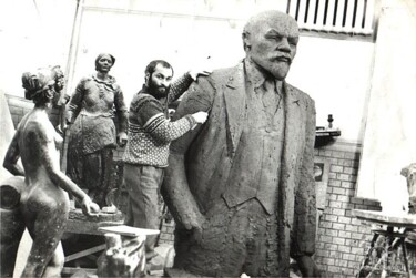 Скульптура под названием "monument à Lenin" - Leo Adam (Leonid Shatsylo), Подлинное произведение искусства, Полимерная глина