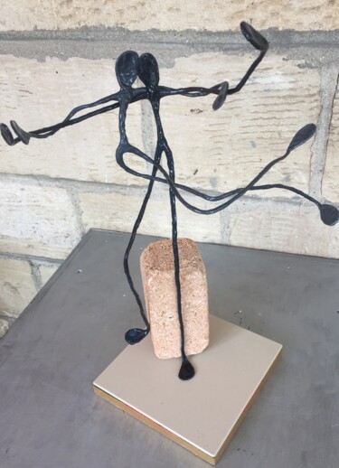 Sculpture intitulée "A la vie, A la mort…" par Leo Roussel, Œuvre d'art originale, Fil de fer