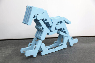 Skulptur mit dem Titel "Glocking Horse" von Leo Thiakos, Original-Kunstwerk, Holz