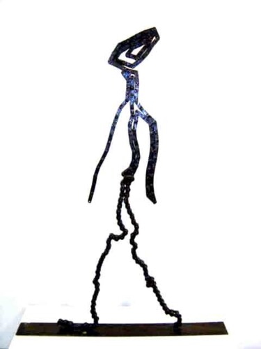 Sculpture intitulée "L_homme_qui_marche_…" par Léo, Œuvre d'art originale, Métaux