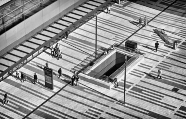 Photographie intitulée "Vor dem Bahnhof" par Leopold Brix, Œuvre d'art originale, Photographie numérique