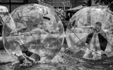 Photographie intitulée "Zorbing" par Leopold Brix, Œuvre d'art originale, Photographie numérique