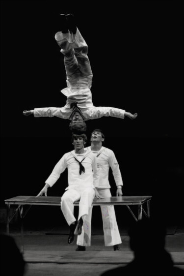 Photographie intitulée "Die Akrobaten" par Leopold Brix, Œuvre d'art originale, Photographie argentique