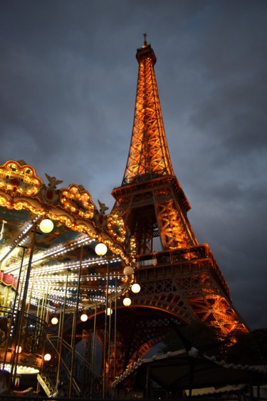 Photographie intitulée "Tour Eiffel par tem…" par Léopold Schneider, Œuvre d'art originale