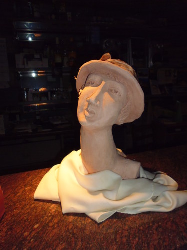 Скульптура под названием "A LA MODIGLIANI" - Maryvonne Lepinoy (MARLEN), Подлинное произведение искусства, Глина