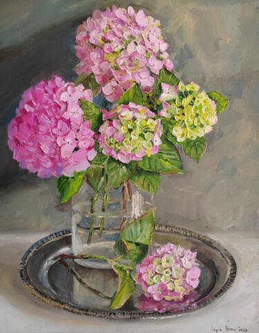 Painting titled "Pink hydrangea in g…" by Leyla Demir, Original Artwork, Oil Mounted on Wood Stretcher frame