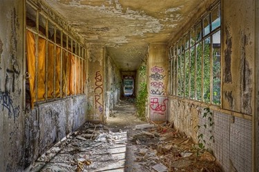 Fotografie mit dem Titel "Opened Corridor" von Le Zèbre Urbain, Original-Kunstwerk