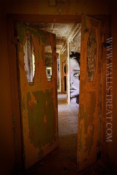 「Behind the Door」というタイトルの写真撮影 Le Zèbre Urbainによって, オリジナルのアートワーク